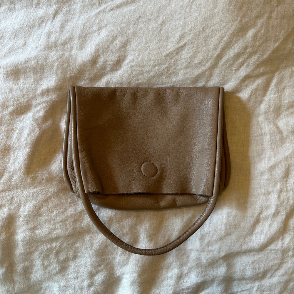 ARE STUDIO Mano clutch